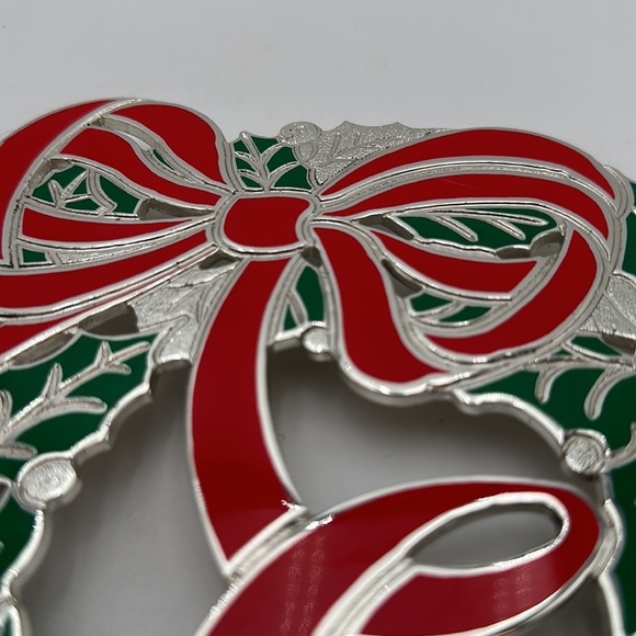 vintage christmas holly wreath metal trivet with red bow - Picture 13 of 16